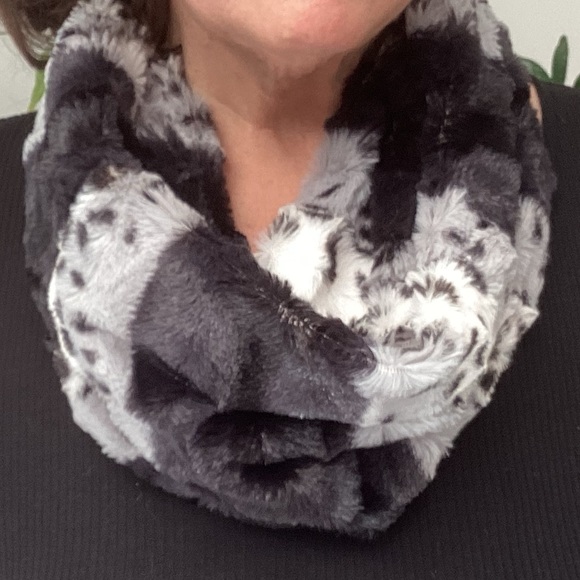 Accessories - 🌸Faux Fur Infinity Scarf NWT Animal Prints